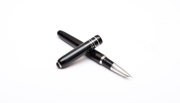 Psací pero s víčkem izolovaných na bílém  - Fotografie, Obrázek