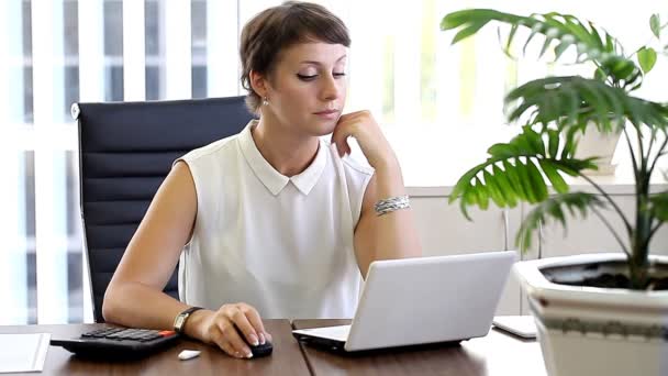 mujer de negocios en la oficina piensa y decide
 - Metraje, vídeo