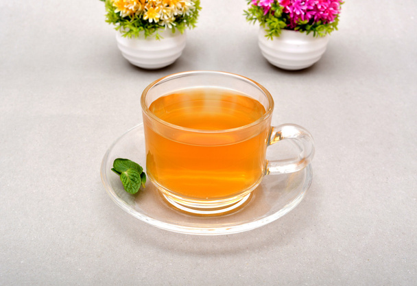 Hot Cup zelený čaj s lístkem máty a květiny - Fotografie, Obrázek