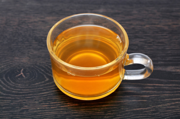 Taza de té verde aislada sobre fondo de madera
 - Foto, imagen