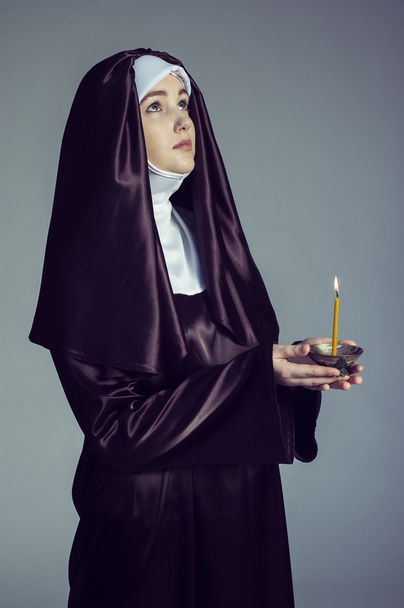 Nun with candle.  - 写真・画像