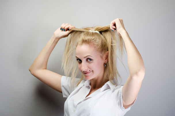 Młody atrakcyjny szczęśliwy roześmiany blond kobieta zrobić włosy, updo - Zdjęcie, obraz