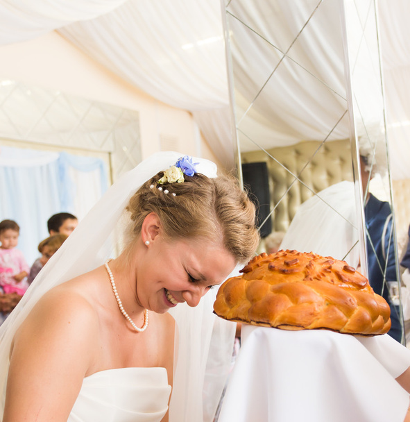 costume de casamento tradicional para morder um grande pedaço de pão
 - Foto, Imagem