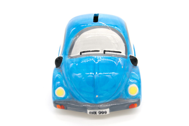 Синий керамический автомобиль на белом фоне
 - Фото, изображение