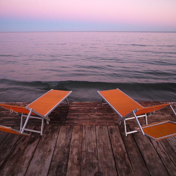 Chaise lounges op houten pier - Foto, afbeelding