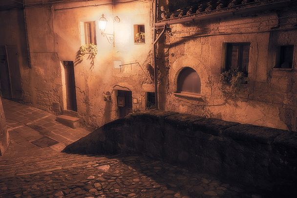 Medieval town street at night - Foto, afbeelding