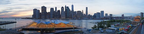 Νέα Υόρκη, Ηνωμένες Πολιτείες της Αμερικής: η εικονική ορίζοντα της πόλης δει το ηλιοβασίλεμα από το δρόμο περιπάτου ύψη Μπρούκλιν, διάσημο το ένα τρίτο του ένα μίλι μακριά άποψη προσφέροντας εκπληκτική θέα στην γέφυρα του Μπρούκλιν και στον ποταμό Ανατολή - Φωτογραφία, εικόνα