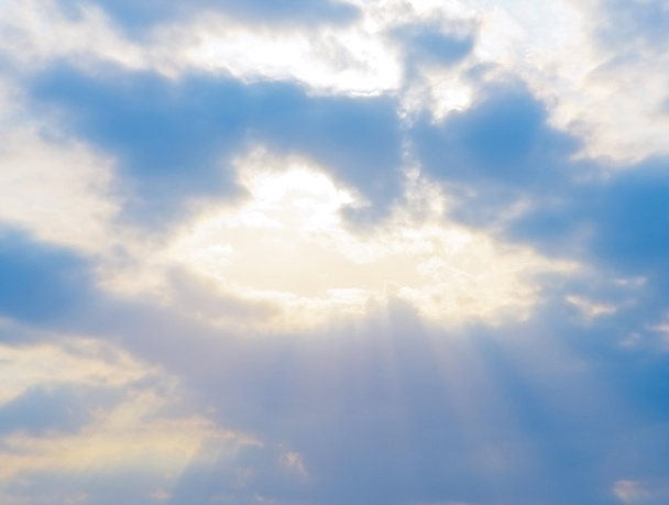 Солнечные лучи светят сквозь облака
 - Фото, изображение