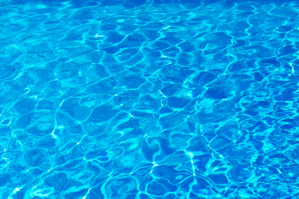 Синій басейн вода з сонячними відбиттями
. - Фото, зображення