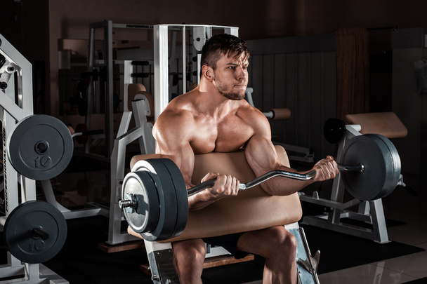 muscolare uomo allenamento con bilanciere
 - Foto, immagini