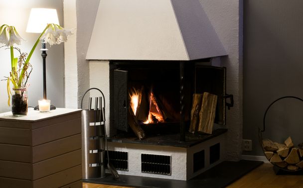 ホームの非常に熱い木の中の暖炉 - 写真・画像
