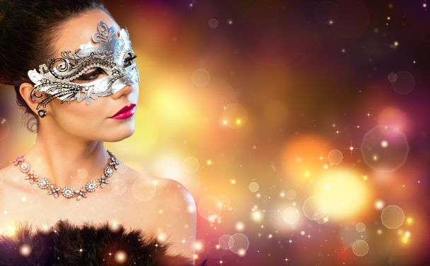Κομψότητα γυναίκα φοράει Αποκριάτικη μάσκα με χρυσή Stardust - Φωτογραφία, εικόνα