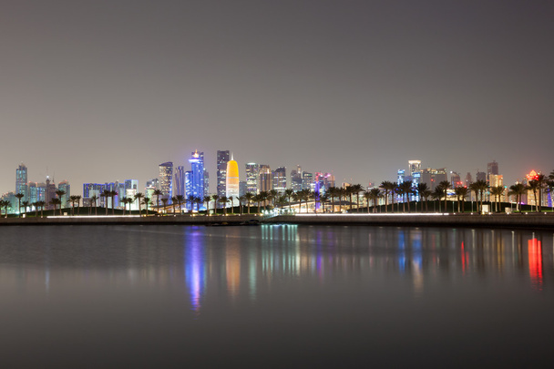 Ντόχα ορίζοντα της πόλης τη νύχτα, Κατάρ - Φωτογραφία, εικόνα
