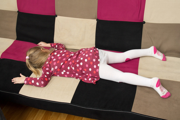  Sad κορίτσι είναι ψέματα σχετικά με τα κρυφά του καναπέ - Φωτογραφία, εικόνα