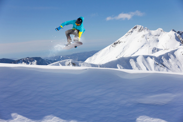 Um snowboarder voador nas montanhas. Desporto extremo. - Foto, Imagem