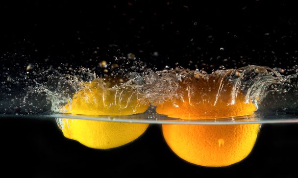Lemon and water - Foto, afbeelding