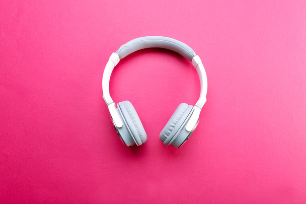 Бездротові білі та сірі навушники
 - Фото, зображення