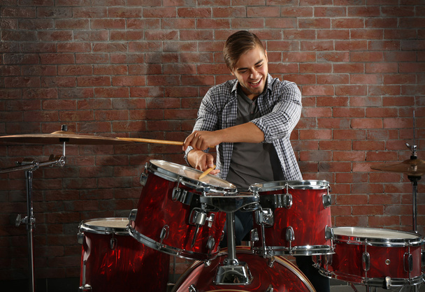 Muzikant die drumt - Foto, afbeelding
