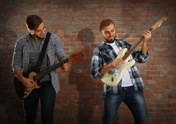 Giovani uomini che suonano chitarre
 - Foto, immagini