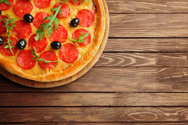 Smakelijke pizza salami en olijven - Foto, afbeelding