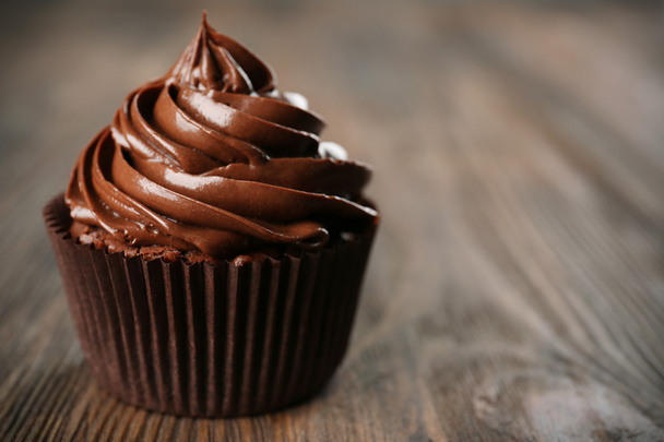 Chocolate cupcake with cream - Φωτογραφία, εικόνα