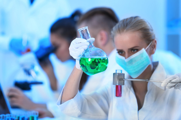 Medical technicians working in laboratory - Fotografie, Obrázek