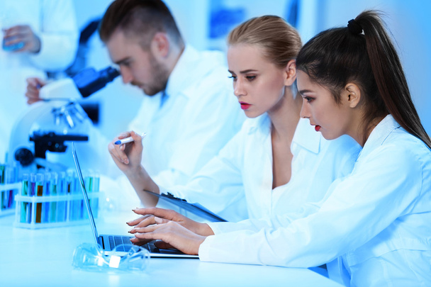 Медицинские техники, работающие в лаборатории
 - Фото, изображение