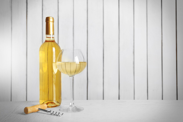 Wine on wooden wall background - Valokuva, kuva