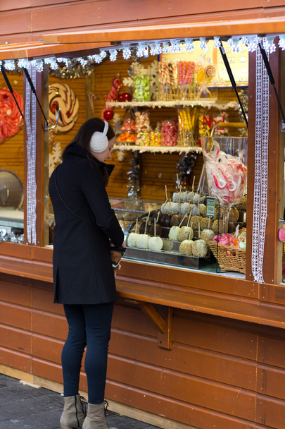 Bruna donna acquisto caramelle a un chiosco
 - Foto, immagini