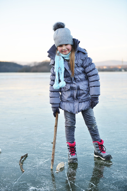 Meisje op de ice rink - Foto, afbeelding