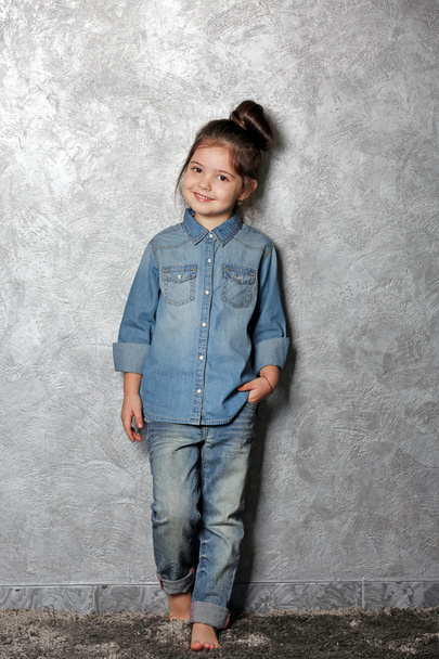 Porträt eines kleinen Mode-Mädchens - Foto, Bild