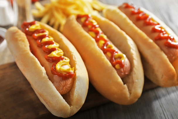 Hot-dogs savoureux avec des frites françaises
 - Photo, image