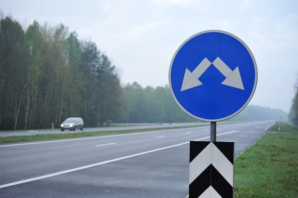 дорожній знак на шосе. стрілки вказують напрямок m
 - Фото, зображення