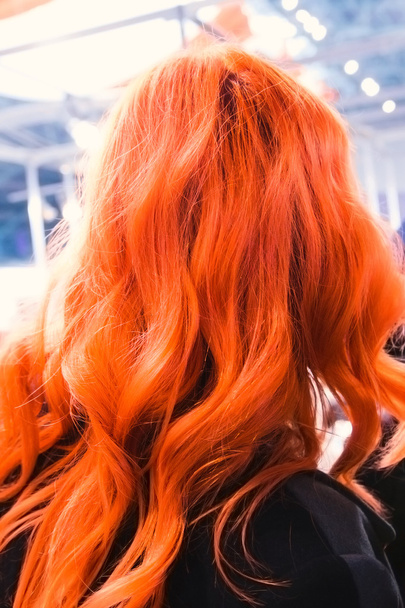 güzel uzun kızıl saçlı kadın - Fotoğraf, Görsel