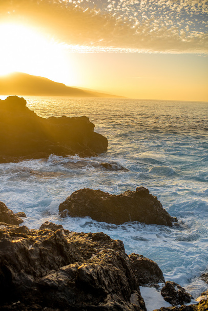 skalnaté pobřeží oceánu - Fotografie, Obrázek