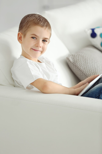 Little boy with tablet - Foto, afbeelding