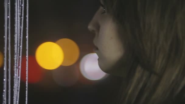 smutna dziewczyna w oknie - Materiał filmowy, wideo