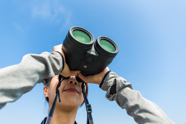 žena při pohledu dalekohledem v přírodě - Fotografie, Obrázek