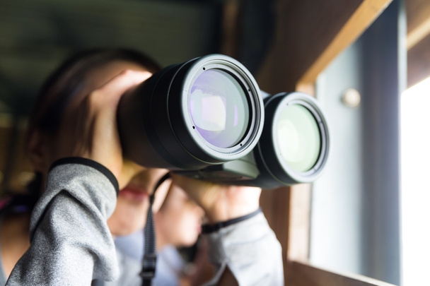 Asijská žena pomocí dalekohled pro pozorování ptactva - Fotografie, Obrázek