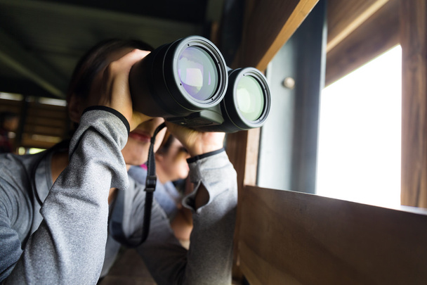Asiatico donna utilizzando binocolo per birdwatching
 - Foto, immagini