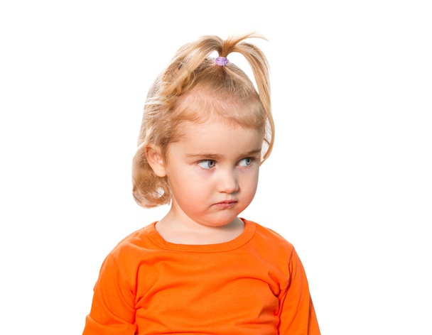 Маленькая смешная девочка в оранжевой блузке
 - Фото, изображение