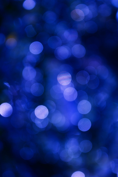 Πολύχρωμα σπινθήρα και πλήγμα φυσικό bokeh σε σκούρο μπλε χρώμα τόνο - Φωτογραφία, εικόνα