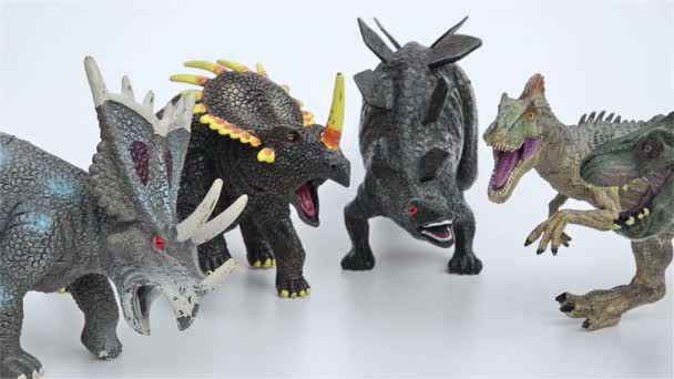 Tyrannosaurus ve allosaurus ve styracosaurus ve boynuzlu dinozor ve stegosaurus oyuncaklar - Video, Çekim