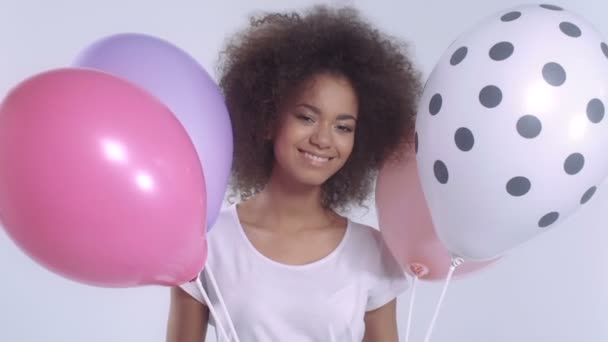 Šťastný roztomilý dívka s balónky s úsměvem, zblízka. - Záběry, video