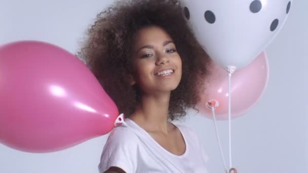 Jonge gelukkig leuke vrouw met ballonnen glimlachen, close-up. - Video