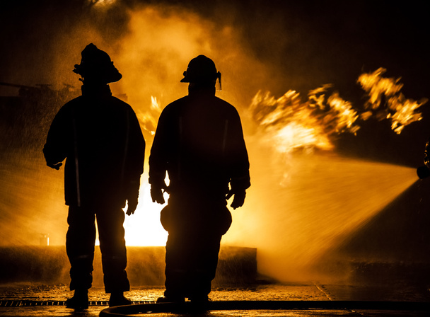 Пожежники підпалюють вогонь
 - Фото, зображення
