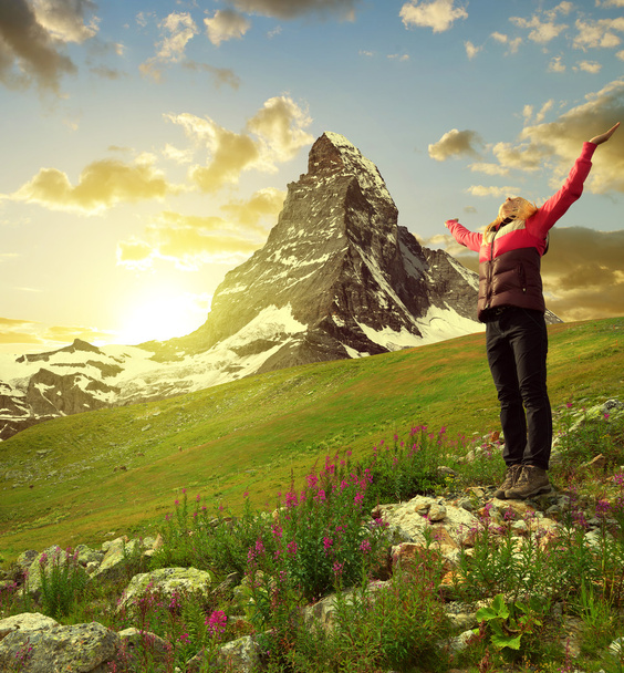 Tyttö niityllä, taustalla Mount Matterhorn
 - Valokuva, kuva