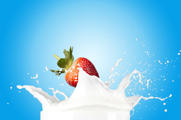 Strawberry  Falling On Milk Splash - Foto, imagen