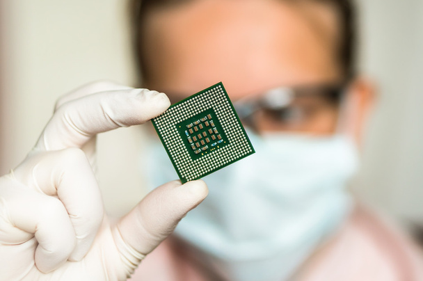 Wetenschapper weergegeven: de computer microchip voor reparaties elektron - Foto, afbeelding