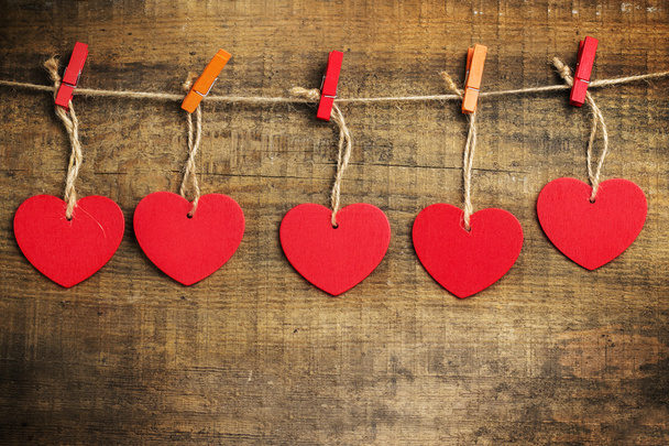 Piros szív lóg a szárítókötél a Valentin-nap - Fotó, kép